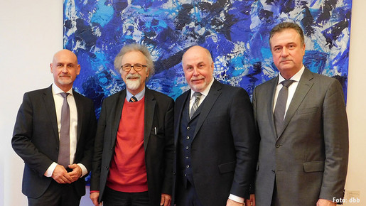 Zwangs-Tarifeinheit: dbb klagt vor Europäischem Gerichtshof für Menschenrechte Zwangs-Tarifeinheit: dbb klagt vor Europäischem Gerichtshof für Menschenrechte