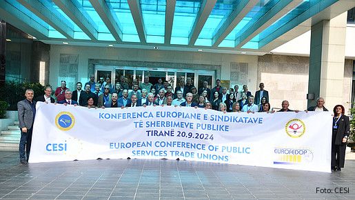 Teilnehmende der Europäischen Post-und-Telekom-Konferenz halten Plakat hoch