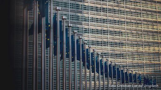 Die Europäischen Flagge ist vor der Europäischen Kommission gehisst