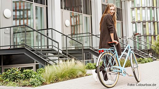 Frau mit Fahrrad (Symbolbild)