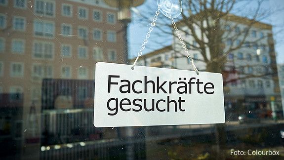 Das Foto zeigt ein Schild mit der Aufschrift "Fachkräftemangel".