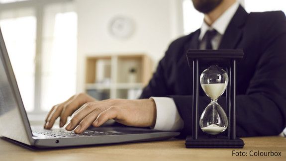 time, work, hour, glass, computer, deadline, countdown, clock, hourglass, efficient, sand, business, laptop, management, office, background, desk, man, important, timer, schedule, timetable, sandglass, project, urgent, strategy, agenda, passing, reminder, table, businessman, people, concept, sandclock, watch, pressure, executive, success, fall, running, flow, sandwatch, punctuality, stopwatch, male, young, work time, hour glass