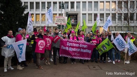 Lautstarker Protest vor dem Finanzministerium in Düsseldorf: Die dbb jugend fordert die TdL zum Einlenken auf.