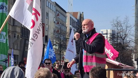 Das Foto zeigt die Demo des dbb zur EKR 2025 in Hannover.