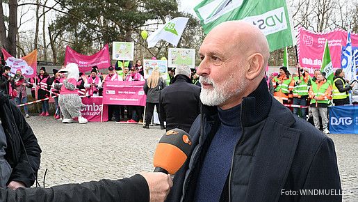 Das Foto zeigt Impressionen von der Demonstration in Potsdam vor Beginn der dritten Verhandlungsrunde am 14.3.2025: Zu sehen sind Demonstrierende mit Fahnen und Plakaten sowie Vertreter der Gewerkschaften, die Reden halten.