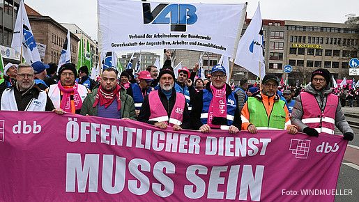 Zu sehen sind Impressionen von der dbb Demo in Nürnberg am 13. März 2025.