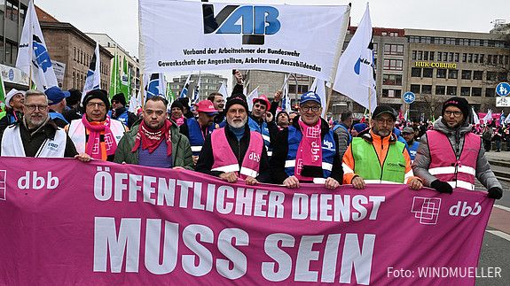 Zu sehen sind Impressionen von der dbb Demo in Nürnberg am 13. März 2025.