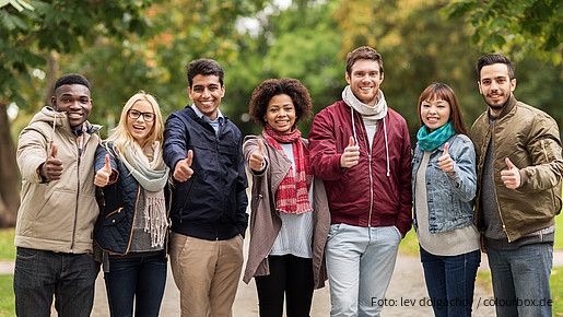 Junge Menschen halten den Daumen nach oben